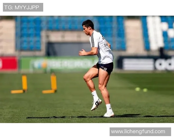 三位足球明星男孩头像设计展现运动激情与青春风采 三位足球明星男孩头像设计展现运动激情与青春风采