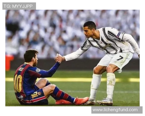 足球巨星掰手腕谁能胜出：梅西与C罗的终极较量再度上演